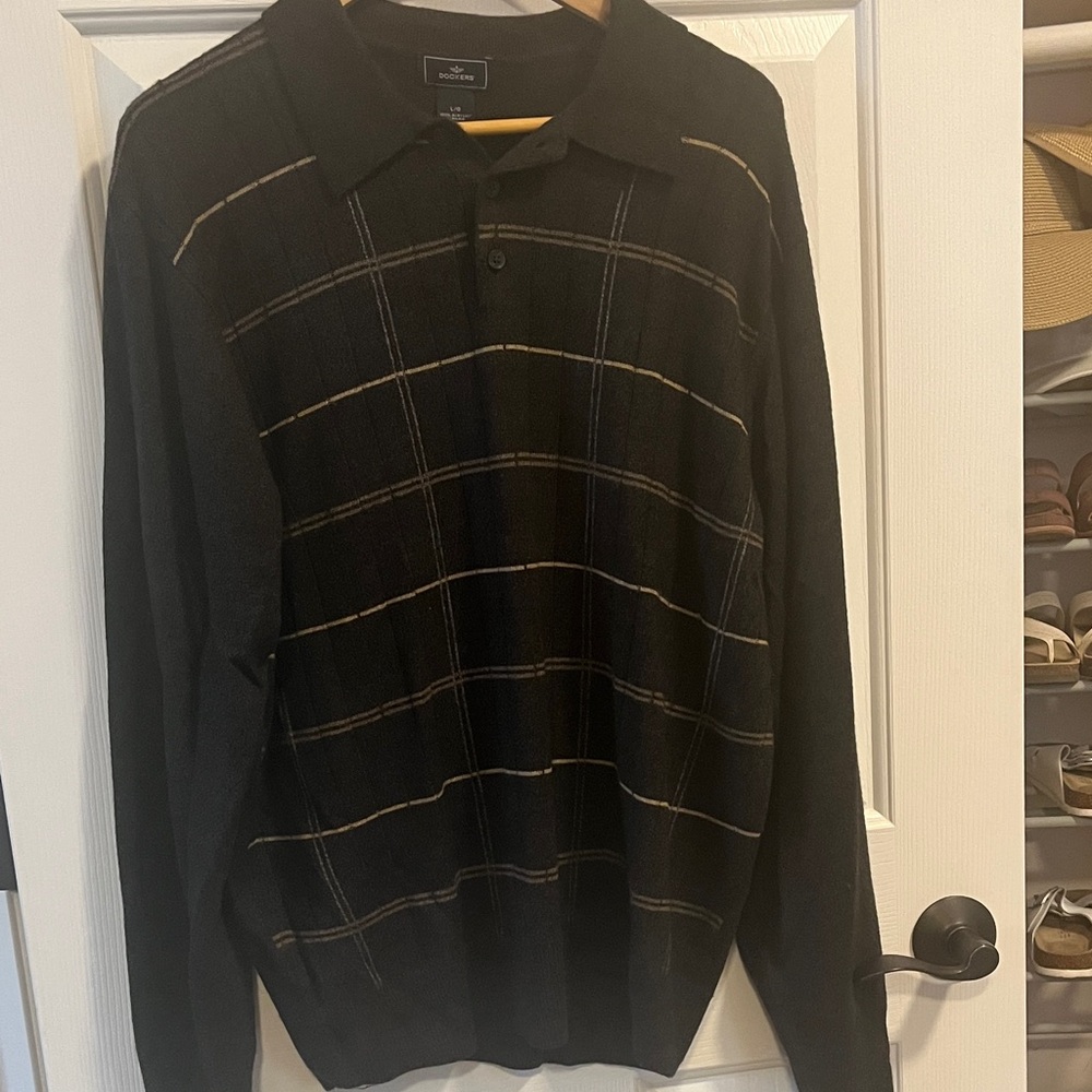 Dockers men’s collared 2 button sweater.